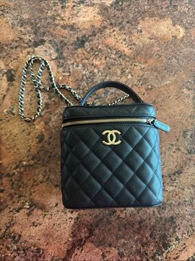 Chanel
Small Top Handle Vanity Case